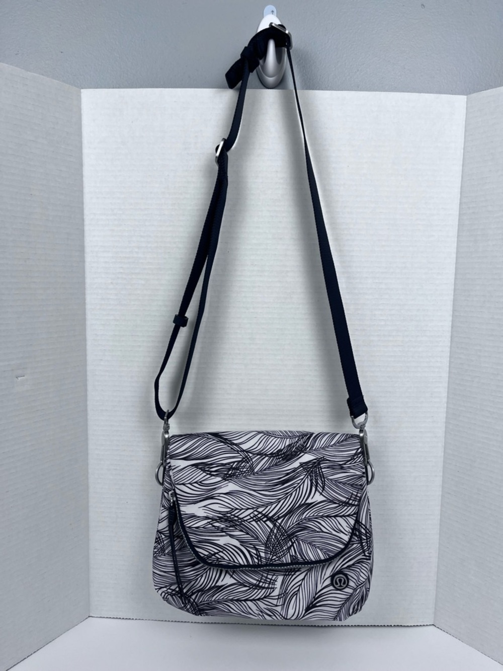 Lululemon Womens Party Om Bag in Black & White Sketchy Palms; Festival, Travel